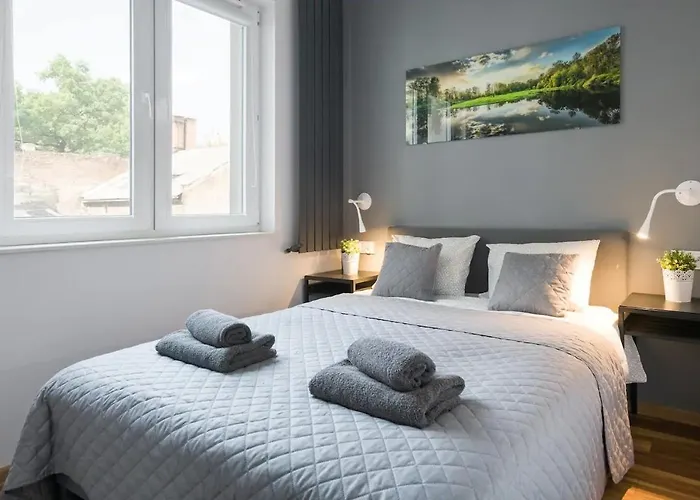 Modern And Comfortable With A Bedroom דירה